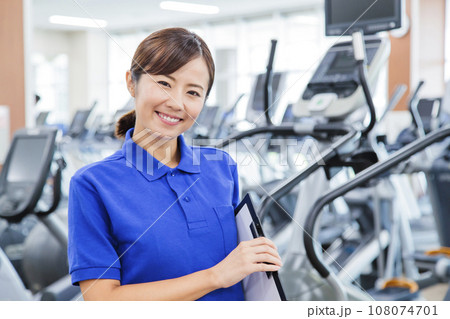 スポーツジムでトレーニングをする若い女性 スポーツジムでトレーニングをする若い女性 108074701