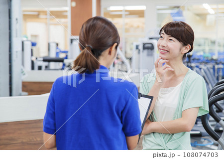 スポーツジムでトレーニングをする若い女性 108074703