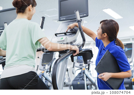 スポーツジムでトレーニングをする若い女性 108074704