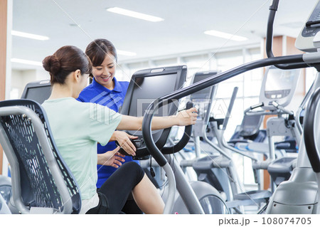 スポーツジムでトレーニングをする若い女性 スポーツジムでトレーニングをする若い女性 108074705