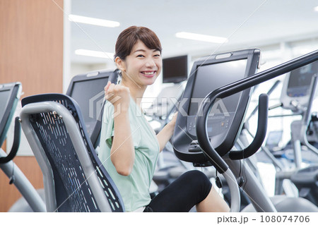 スポーツジムでトレーニングをする若い女性 スポーツジムでトレーニングをする若い女性 108074706