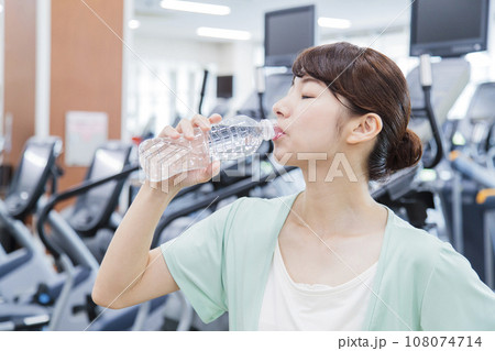 スポーツジムでトレーニングをする若い女性 108074714