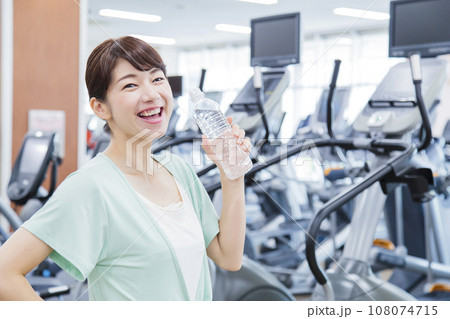 スポーツジムでトレーニングをする若い女性 108074715