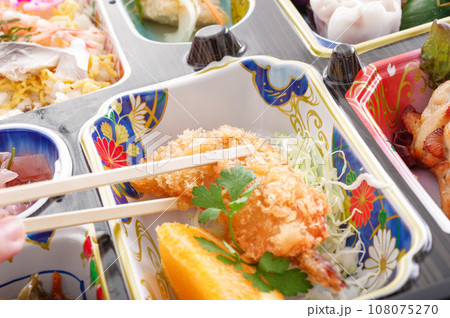 仕出し弁当のエビフライ 108075270