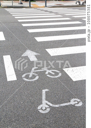 横断歩道と自転車及び電動キックボードの横断帯(韓国) 横断歩道と自転車及び電動キックボードの横断帯(韓国) 108075381