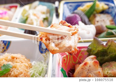 弁当の鶏肉ソテー 108075510