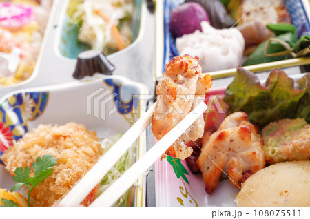 弁当の鶏肉ソテー 108075511