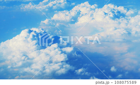 航空機の翼と青空と雲海の風景 航空機の翼と青空と雲海の風景 108075589