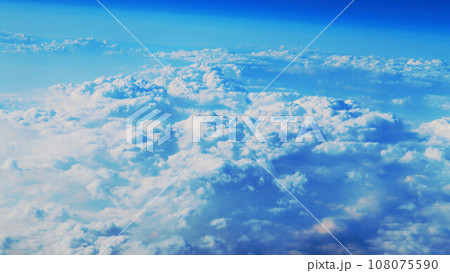 航空機の翼と青空と雲海の風景 航空機の翼と青空と雲海の風景 108075590