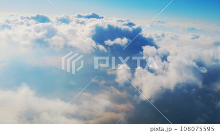 航空機の翼と青空と雲海の風景 航空機の翼と青空と雲海の風景 108075595