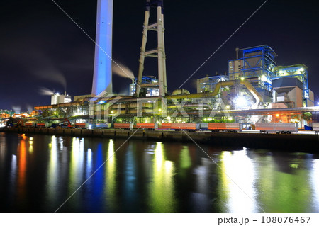 【愛媛県】製紙工場の夜景（四国中央市） 108076467