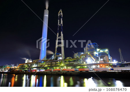 【愛媛県】製紙工場の夜景（四国中央市） 108076470