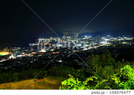 【愛媛県】具定展望台から見た四国中央市の夜景 【愛媛県】具定展望台から見た四国中央市の夜景 108076477