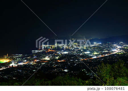 【愛媛県】具定展望台から見た四国中央市の夜景 【愛媛県】具定展望台から見た四国中央市の夜景 108076481