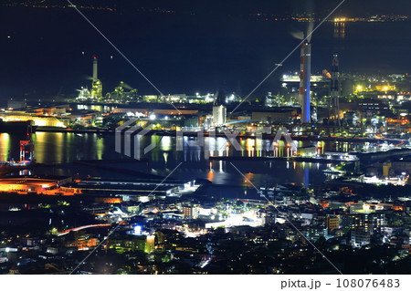 【愛媛県】具定展望台から見た四国中央市の夜景 108076483