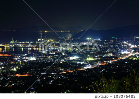 【愛媛県】具定展望台から見た四国中央市の夜景 【愛媛県】具定展望台から見た四国中央市の夜景 108076485