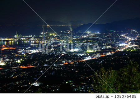 【愛媛県】具定展望台から見た四国中央市の夜景 【愛媛県】具定展望台から見た四国中央市の夜景 108076488