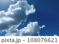 青空と白い雲 108076621