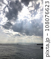 雲から光がさす海の風景 108076623