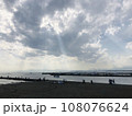 雲から光がさす浜辺の風景 108076624
