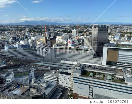 横浜駅周辺の街並み高層ビルからの眺め 横浜駅周辺の街並み高層ビルからの眺め 108076761
