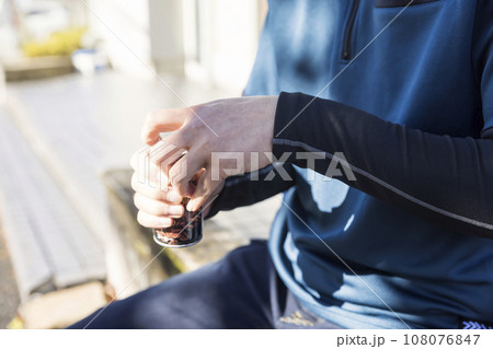 休憩時間に缶コーヒーを開ける作業員男性手元 休憩時間に缶コーヒーを開ける作業員男性手元 108076847