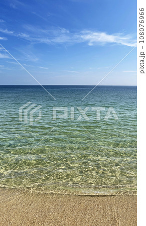 南国の透き通った美しい海と青い空の縦素材 南国の透き通った美しい海と青い空の縦素材 108076966