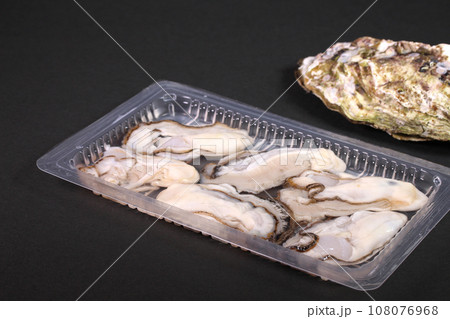 パックに入った生牡蠣と牡蠣殻　 108076968