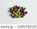 摘みたての新鮮なオリーブ 108078328