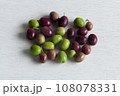 摘みたての新鮮な生オリーブ 108078331