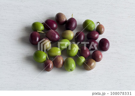 摘みたての新鮮な生オリーブ 108078331