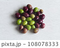 摘みたての新鮮な生オリーブ 108078333