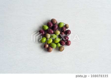 摘みたての新鮮な生オリーブ 108078335