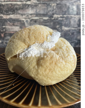 ホイップクリームサンドのメロンパン 贅沢なベーカリーパン 108078653