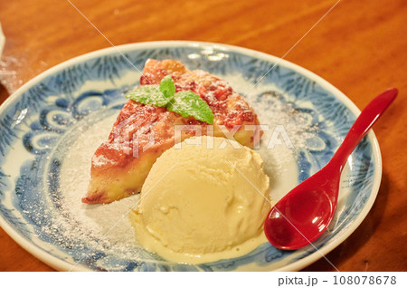 手作りのケーキ　アイスクリーム　軽食　カフェ 108078678
