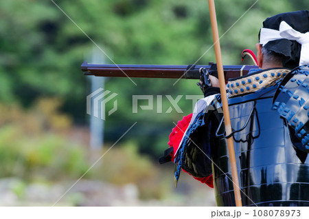 火縄銃を構える男性 火縄銃を構える男性 108078973