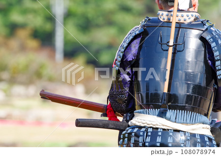 火縄銃を構える男性 火縄銃を構える男性 108078974