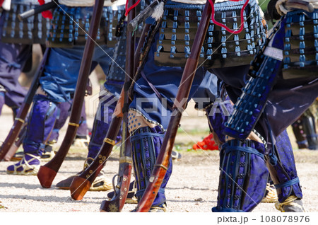 火縄銃を構える男性 火縄銃を構える男性 108078976