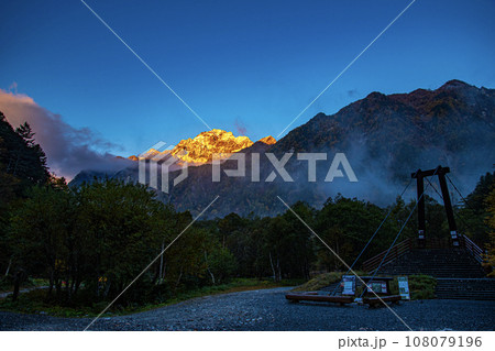 横尾山荘前からの朝焼けの前穂高岳 108079196
