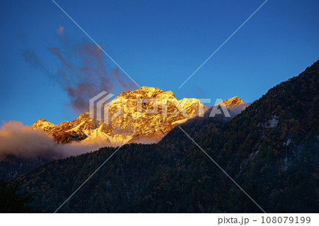 横尾山荘前からの朝焼けの前穂高岳 108079199