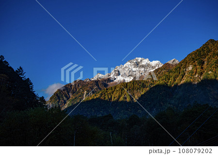 横尾山荘前からの前穂高岳 108079202