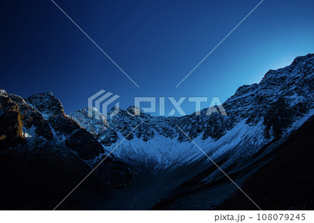 初雪の秋の涸沢カール 初雪の秋の涸沢カール 108079245