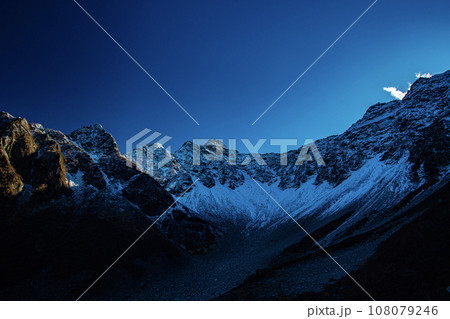 初雪の秋の涸沢カール 108079246