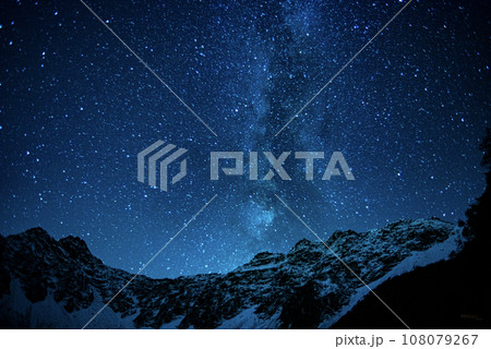 涸沢カールと天の川銀河 108079267