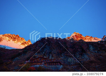 北穂高岳と涸沢岳のモルゲンロード 108079274