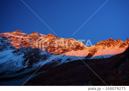 晩秋の涸沢カールのモルゲンロード 108079275