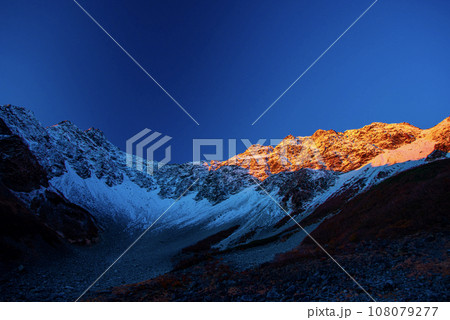 晩秋の涸沢カールのモルゲンロード 108079277