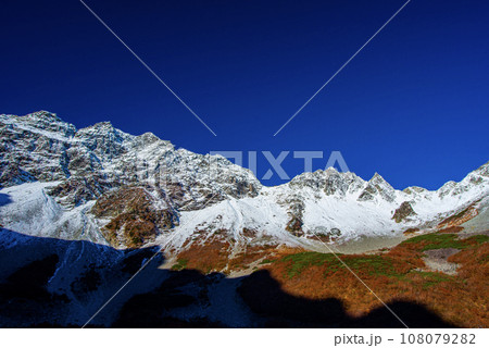 三段紅葉の涸沢カール 108079282