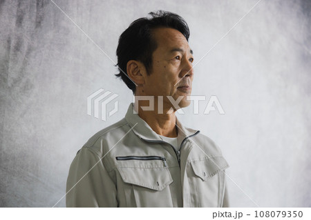 腕組みをする作業服の男性 腕組みをする作業服の男性 108079350