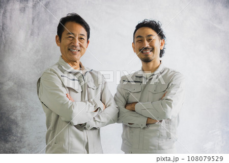 2人の作業服の男性　 108079529